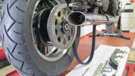 Beim Ausbau des Hinterrades prfen wir routinemssig  den Zustand der Bremsen und der Endantriebskomponenten.
