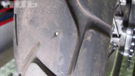 Die Reparatur von Motorradreifen ist unter bestimmten Umstnden zulssig, meist aber eine heikle Angelegenheit. Bei schlauchlosen Reifen an greren Motorrdern mach wir das nicht.
