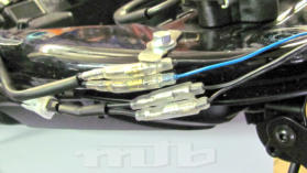 Eine gute Universallsung fr einzelne Kabelverbindungen sind gecrimpte Rundstecker. Sie passen durch kleine Bohrungen und bertragen sicher auch hohe Stromstrken.