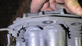 Beim Radausbau mssen meist die Bremssttel demontiert werden. Selbstverstndlich schaut man als Mechaniker auf den Belagverschlei und entdeckt u. U. Schden wie diese defekten Bremskolbendichtungen. 