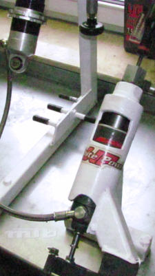 Im Ausgleichbehälter ist das Druckgas vom Dämpferöl mechanisch getrennt. Der Gasdruck verhindert das Entstehen von Vakuumblasen im System.