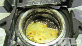 Wenn Bremsflüssigkeit nicht regelmässig gewechselt wird oder Dichtungen defekt sind, kann es im Bremszylinder so aussehen. Das kann man mit einer Ultraschallreinigung oft noch retten.