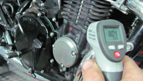 Ein berührungsloses Temperaturmessgerät ist das Fieberthermometer des Mechanikers.